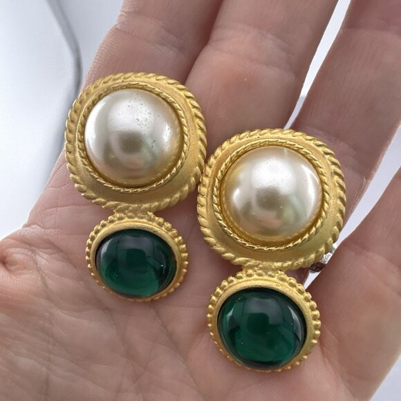 KJL Kenneth Jay Lane Earrings Green Imitation Pearl Cabochon Clip On Gold Tone - Picture 9 of 11